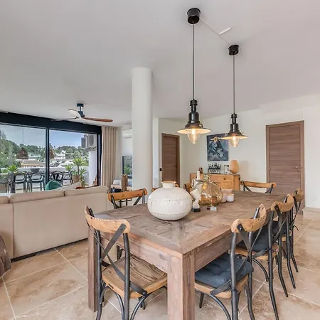 Apartment 3 Bdrm Spacious Penthouse W/ 2 Pools & Bbq *