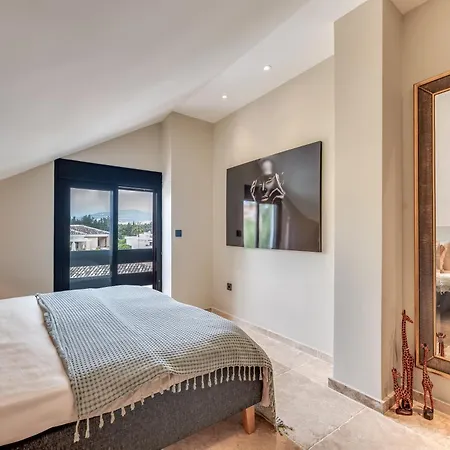 Apartment 3 Bdrm Spacious Penthouse W/ 2 Pools & Bbq *