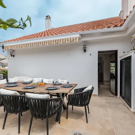 Apartment 3 Bdrm Spacious Penthouse W/ 2 Pools & Bbq