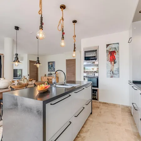 Apartment 3 Bdrm Spacious Penthouse W/ 2 Pools & Bbq *