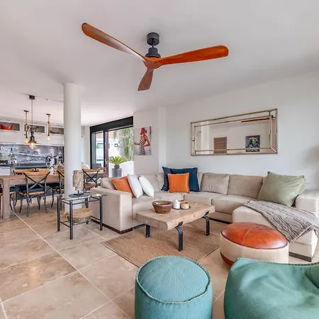 3 Bdrm Spacious Penthouse W/ 2 Pools & Bbq